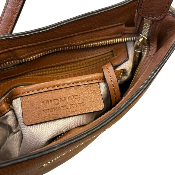 Michael Kors Brown Shoulder Bag with Elegant Design - Picture 8 of 11